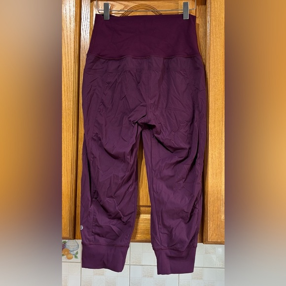 LULULEMON In Flux Crop Pants Red Grape Purple Cropped Athletic Size 4 - Picture 5 of 9